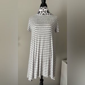 Francesca’s Jolie M grey and white dress with button back